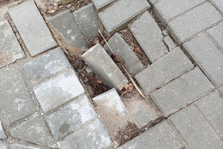 Проседание тротуарной плитки