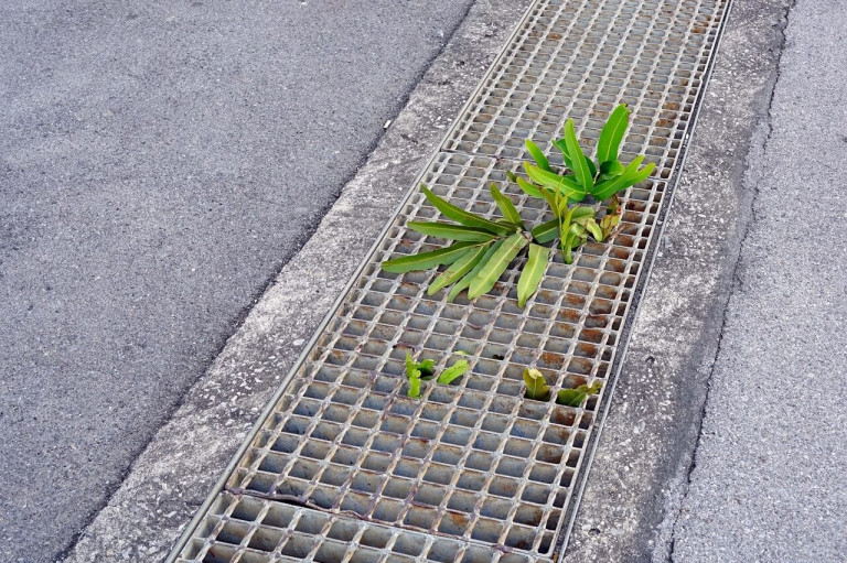 Монтаж бетонного водостока